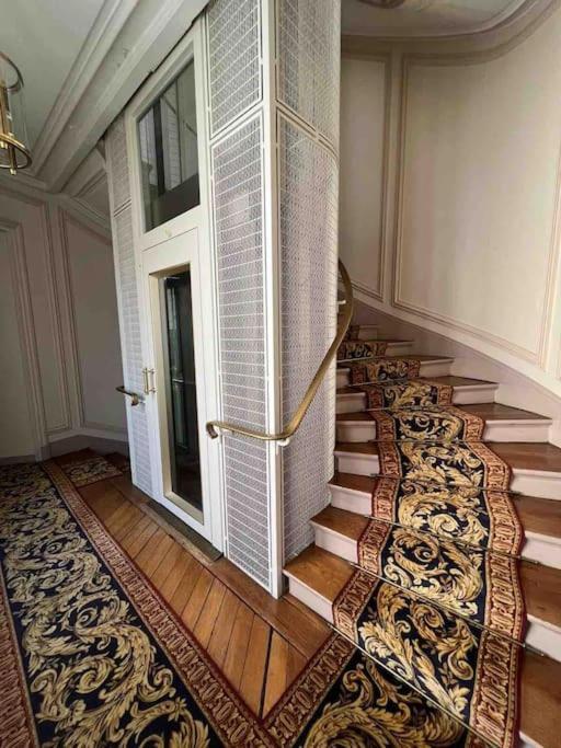 Appartement Haussmannien Luxe - 2 Chambres, Champs-elysees *