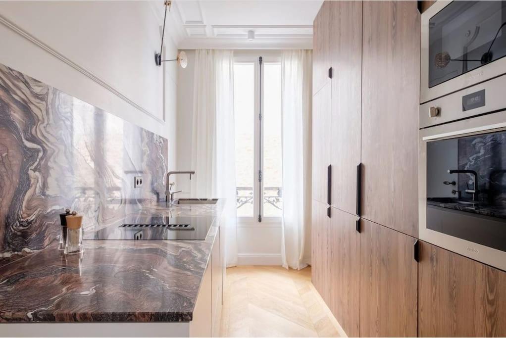 Haussmannien Luxe - 2 Chambres, Champs-elysees Appartement Parijs